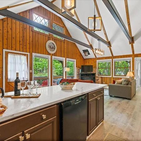 The Gingerbread House: 4 Bedroom Chalet, W/ Sunroom/Deck, Sleeps 12, Modern Amenities McGaheysville Exterior photo