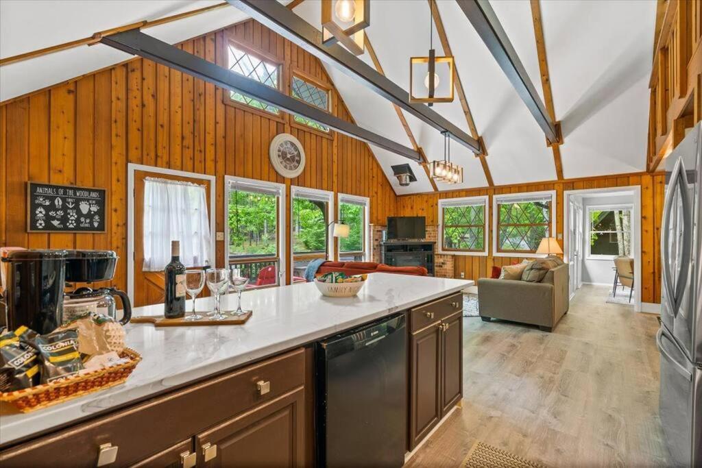 The Gingerbread House: 4 Bedroom Chalet, W/ Sunroom/Deck, Sleeps 12, Modern Amenities McGaheysville Exterior photo