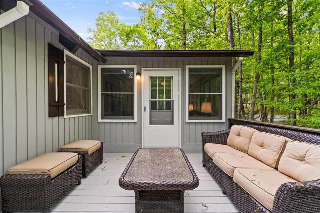 The Gingerbread House: 4 Bedroom Chalet, W/ Sunroom/Deck, Sleeps 12, Modern Amenities McGaheysville Exterior photo
