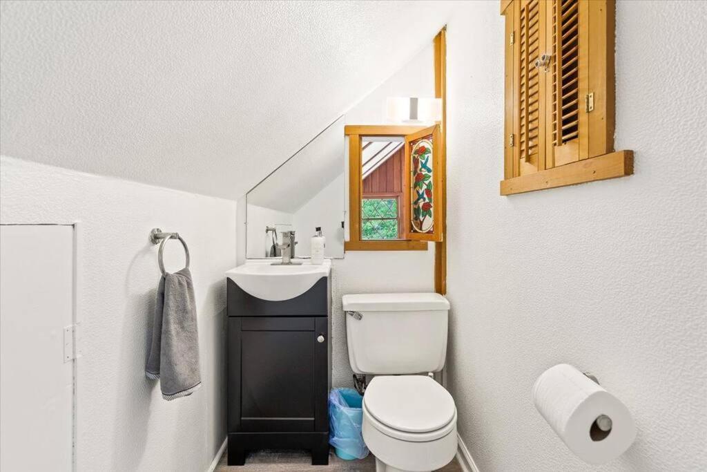 The Gingerbread House: 4 Bedroom Chalet, W/ Sunroom/Deck, Sleeps 12, Modern Amenities McGaheysville Exterior photo