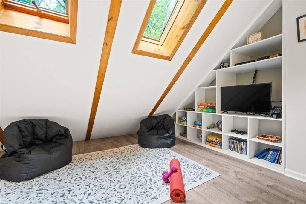 The Gingerbread House: 4 Bedroom Chalet, W/ Sunroom/Deck, Sleeps 12, Modern Amenities McGaheysville Exterior photo