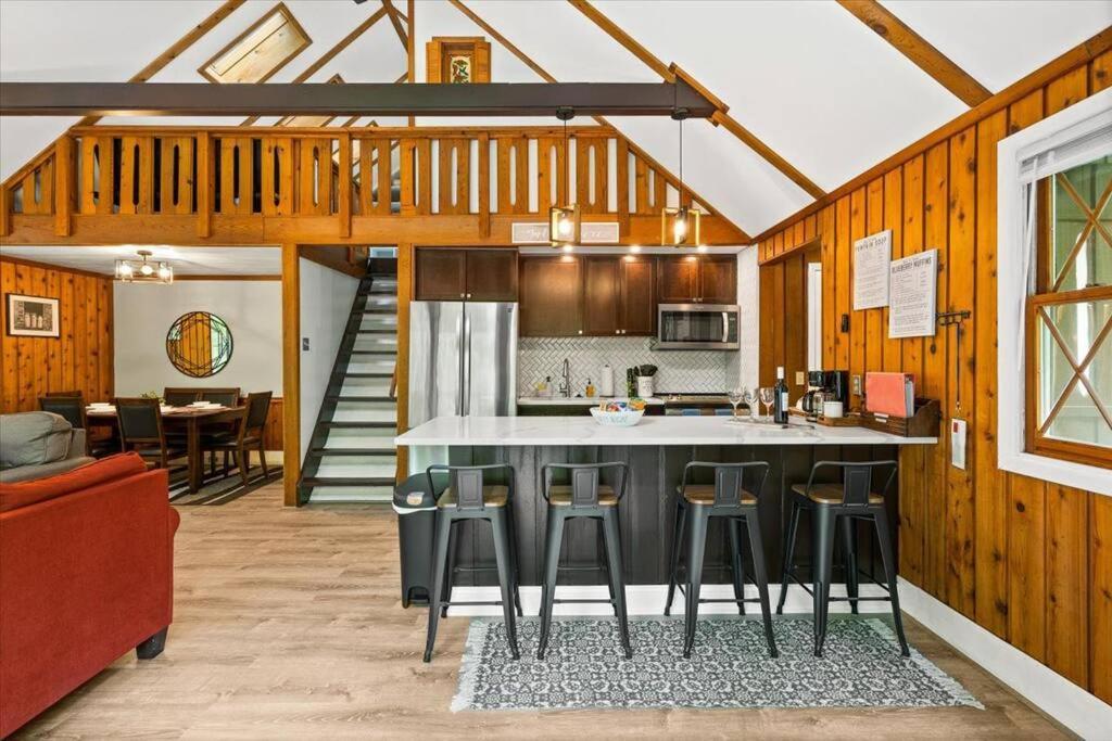 The Gingerbread House: 4 Bedroom Chalet, W/ Sunroom/Deck, Sleeps 12, Modern Amenities McGaheysville Exterior photo